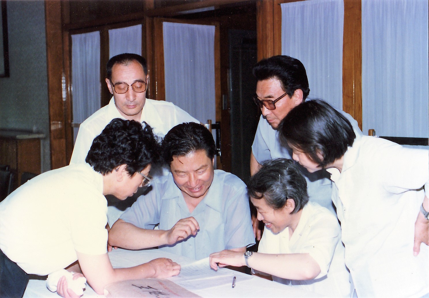 2、1988年7月25日，第一次代表大会预备会议前主席团成员碰头会。左起：许晓琳、刘德业、宋金升、王德堃、任道、康淑真。.jpg