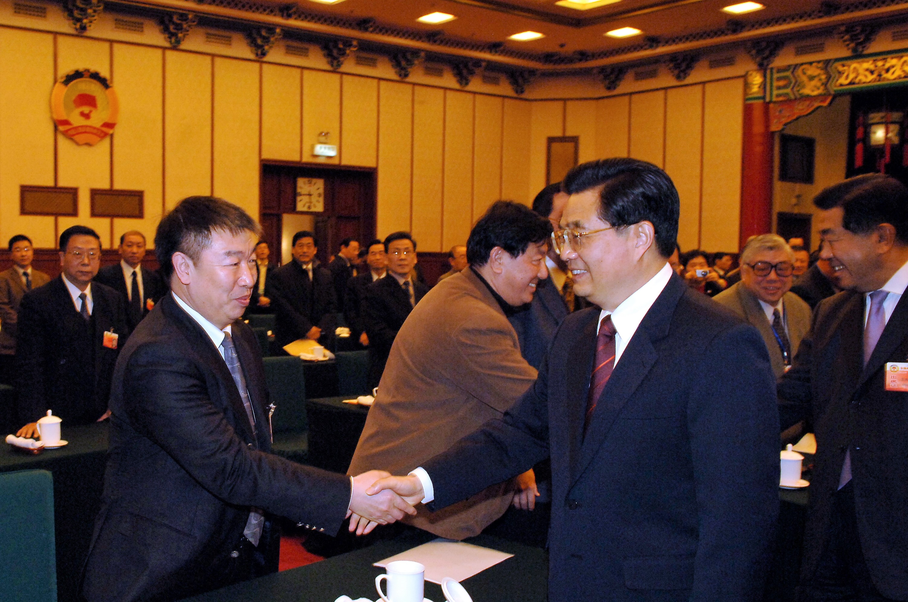 2、2007年3月4日，中共中央总书记、国家主席、中央军委主席胡锦涛看望出席全国政协十届五次会议的农工党、九三学社联组委员时与全国政协委员、农工党山西省委主委周然亲切握手。.jpg