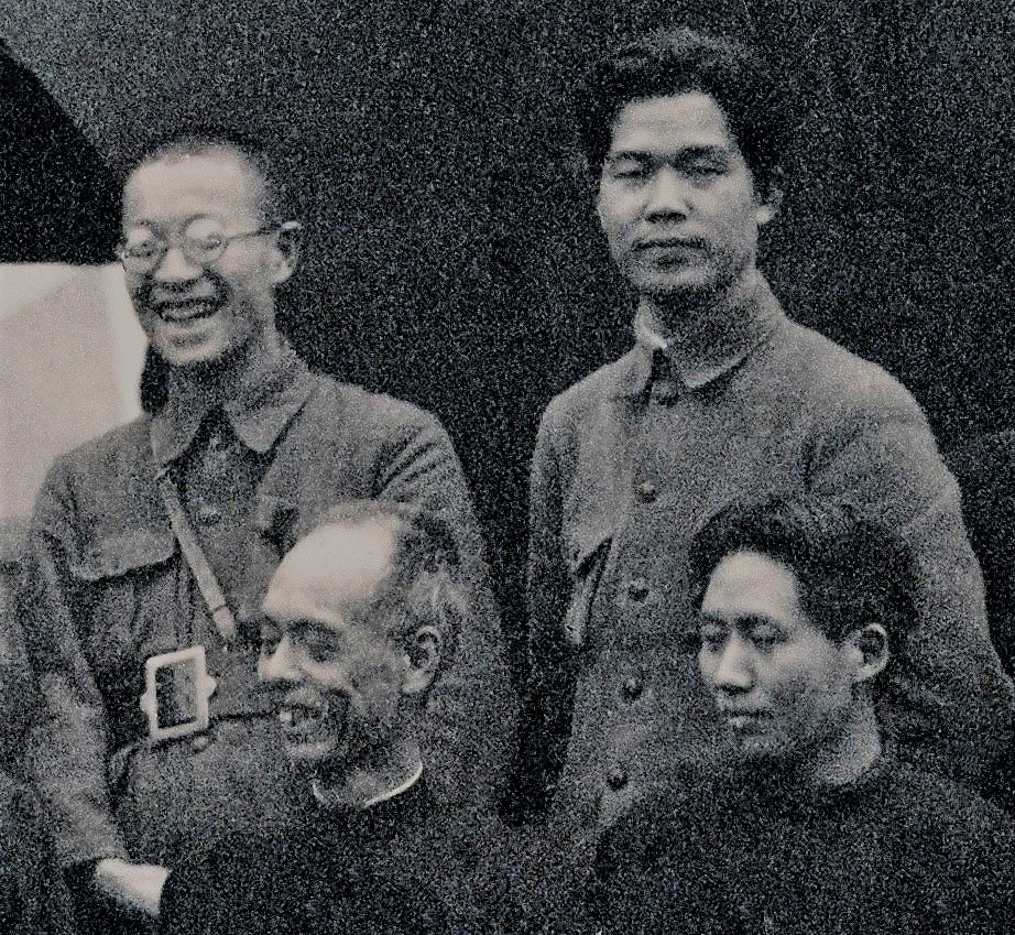 3、1927年3月,中国国民党举行二届三中全会。在共产党人与国民党左派的共同努力下,会议通过了20多项旨在防止个人独裁和军事专制的决议。图为该会议合影中的毛泽东(前右)、彭泽民(前左)、邓演达(后右)、恽代英(后左)。.jpg