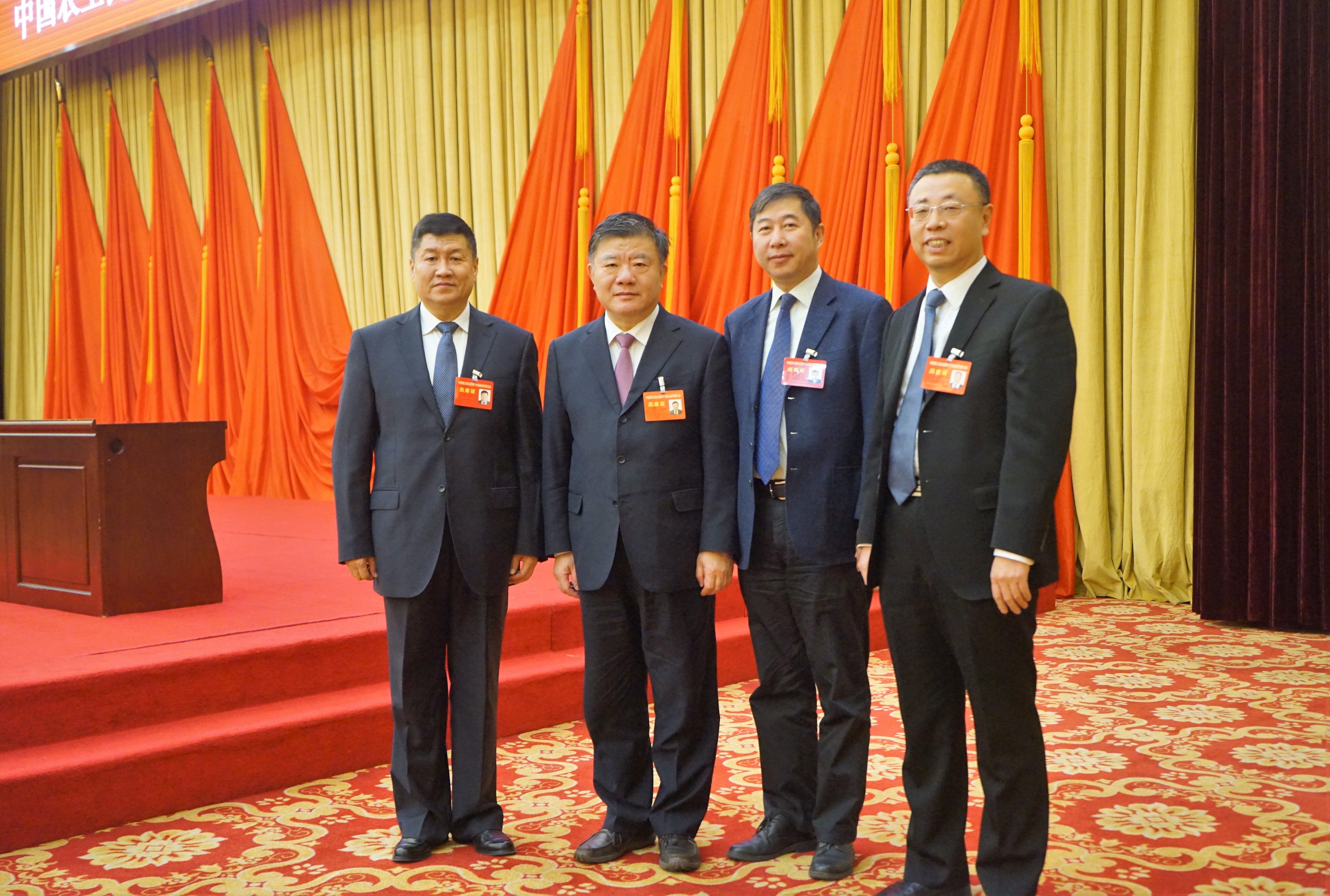 2017年12月1日，全国人大常委会副委员长、农工党中央主席陈竺与出席农工党十六届一次全会的我省委员合影。.jpg