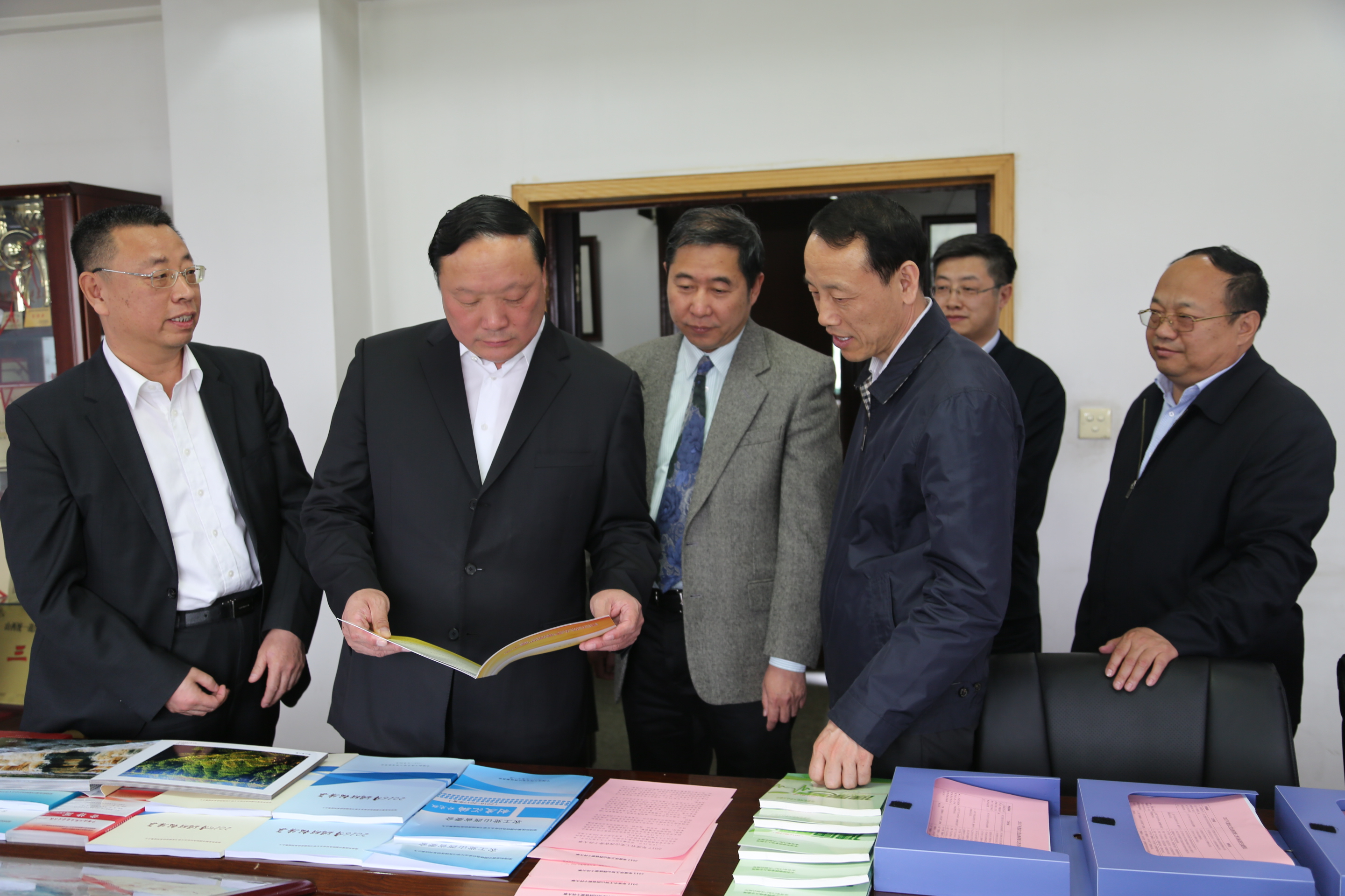 2018年4月25日，新任中共省委常委、统战部部长徐广国走访省委会机关时的情形。.jpg
