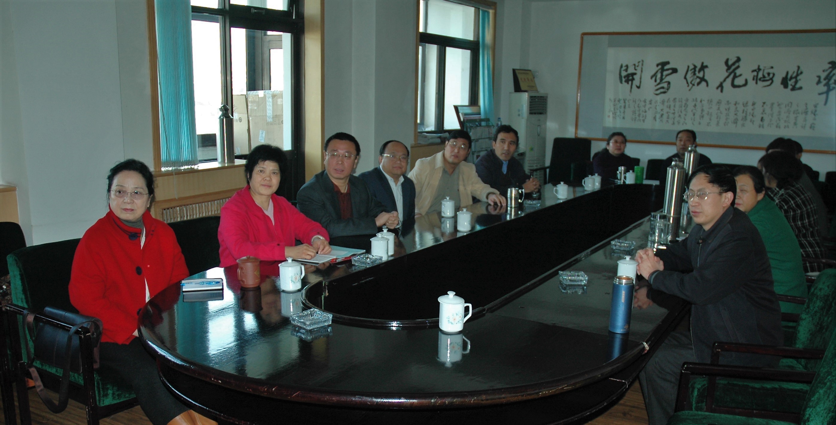 2007年10月15日，省委会部分常委和机关工作人员收看中共十七大召开的盛况。.jpg
