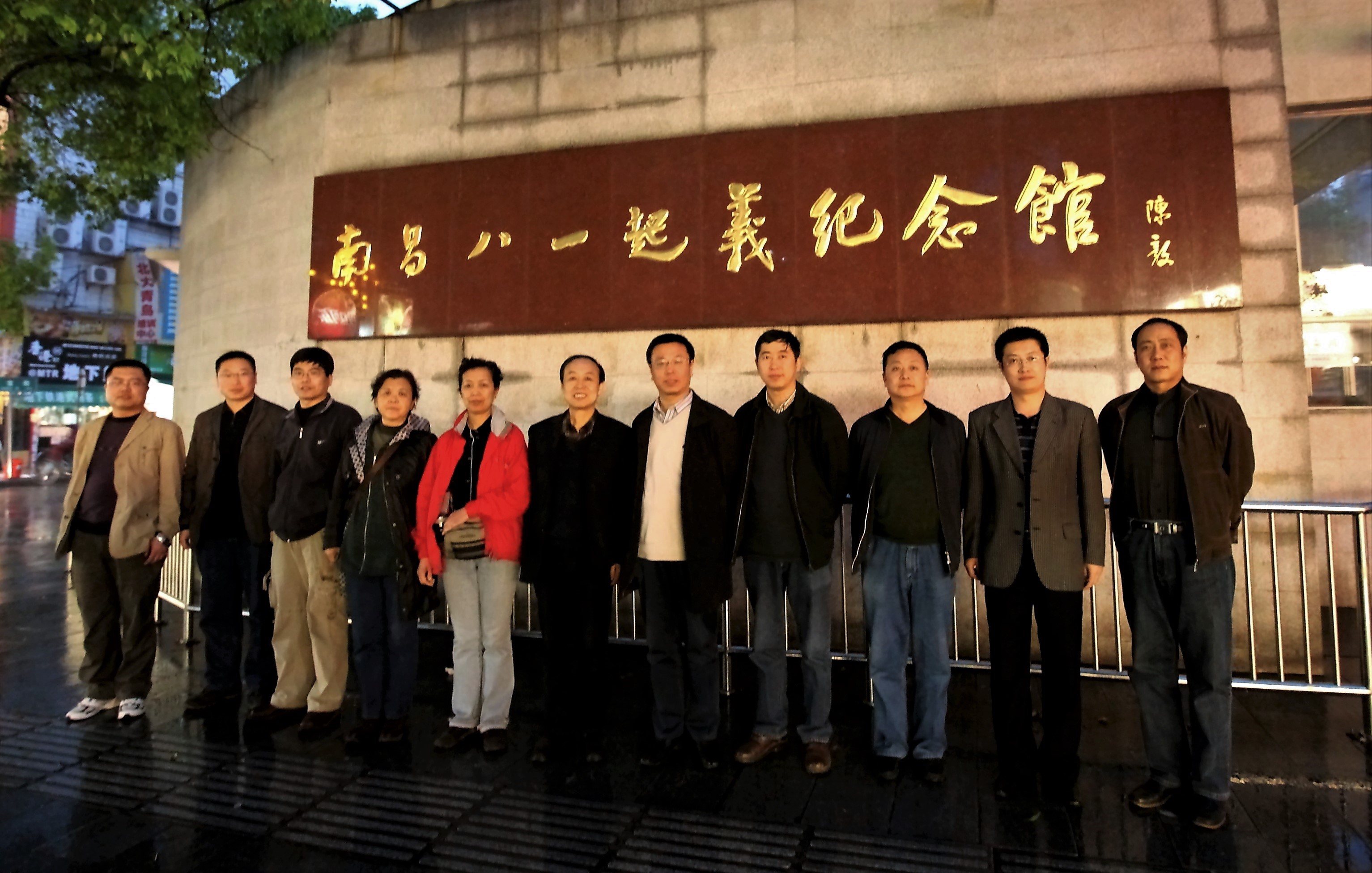 2009年4月2日，全省部分党员和机关工作人员赴南昌八一起义纪念馆参观学习。.jpg