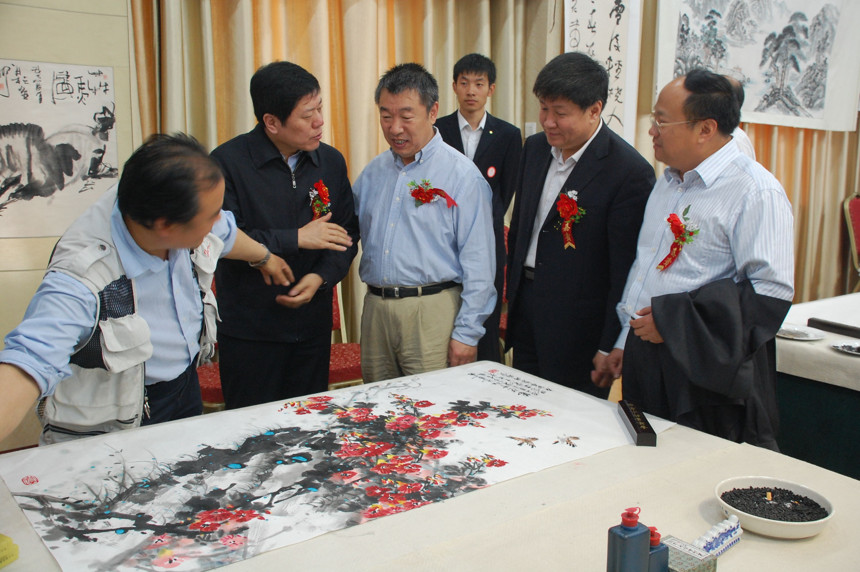 2010年5月15日，省委会在前进画院举办纪念农工党建党80周年笔会暨书画展。图为笔会现场。_看图王.jpg