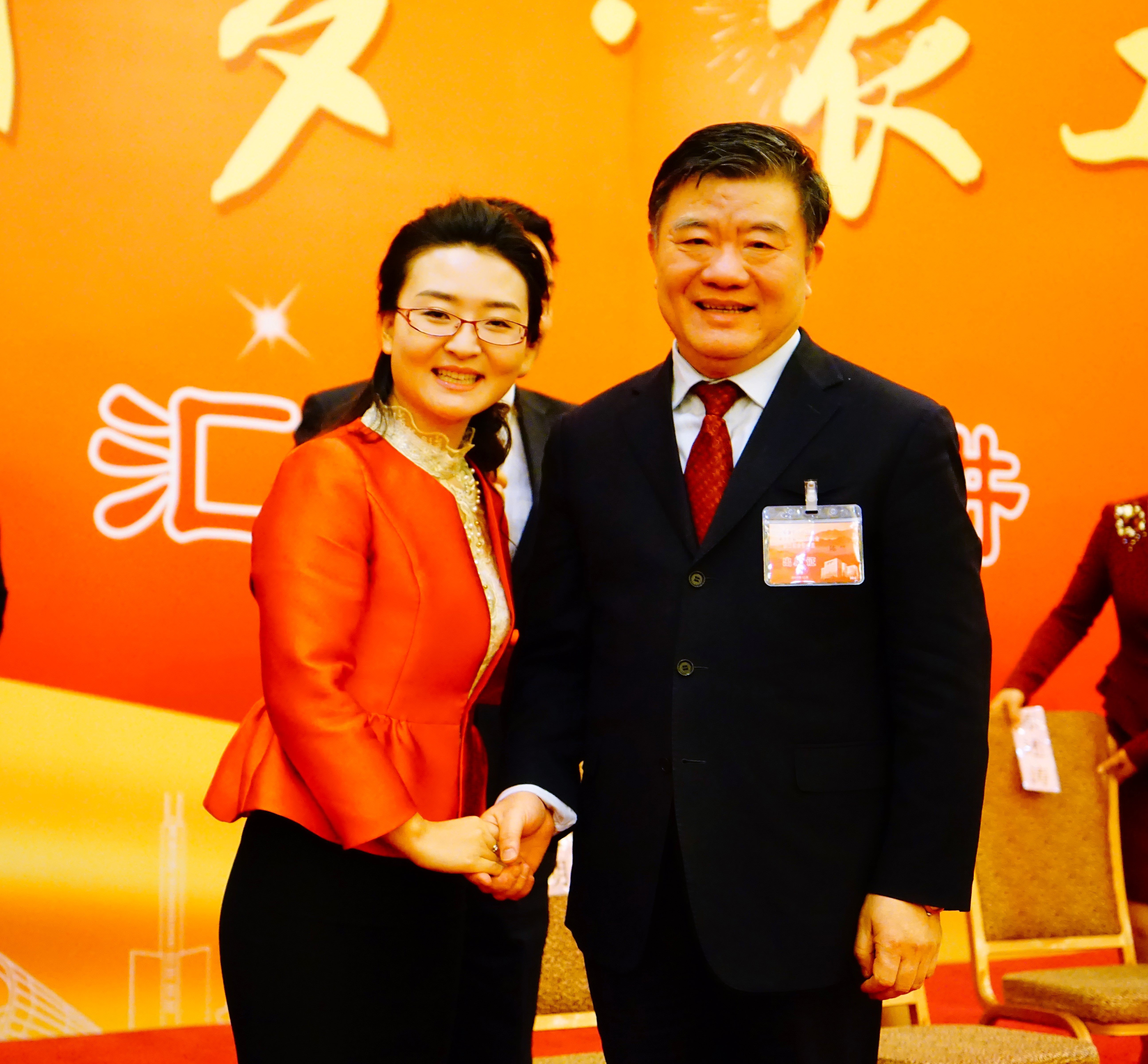 2014年12月19日，全国人大常委会副委员长、农工党中央主席陈竺接见在农工党中央十五届三次全委会上汇报演讲的我省党员张燕。.jpg