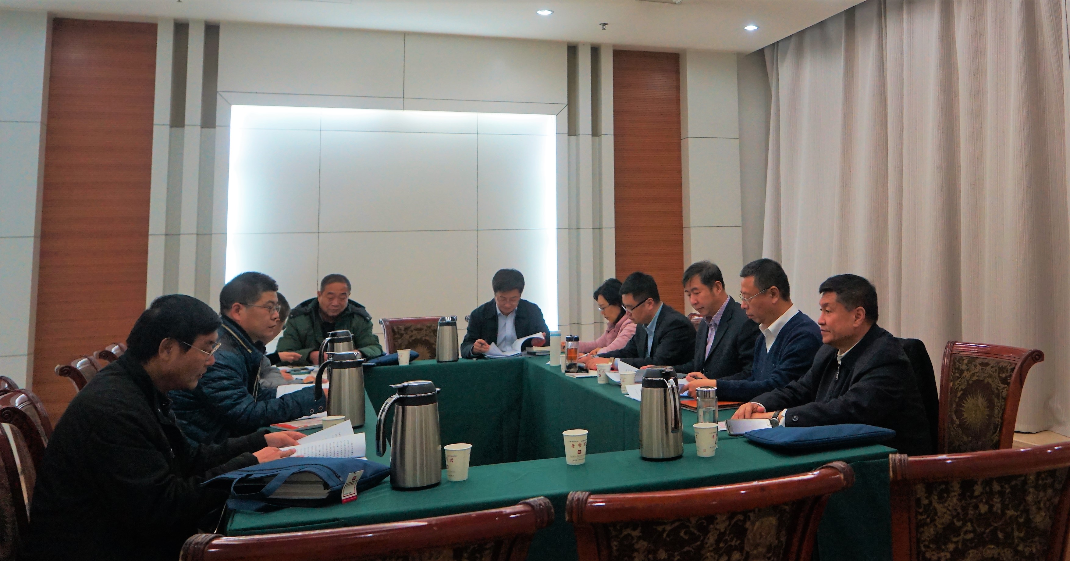 2017年12月11日，省委会参加民主党派省级组织领导干部学习贯彻十九大精神研讨班的学员进行小组讨论。.jpg