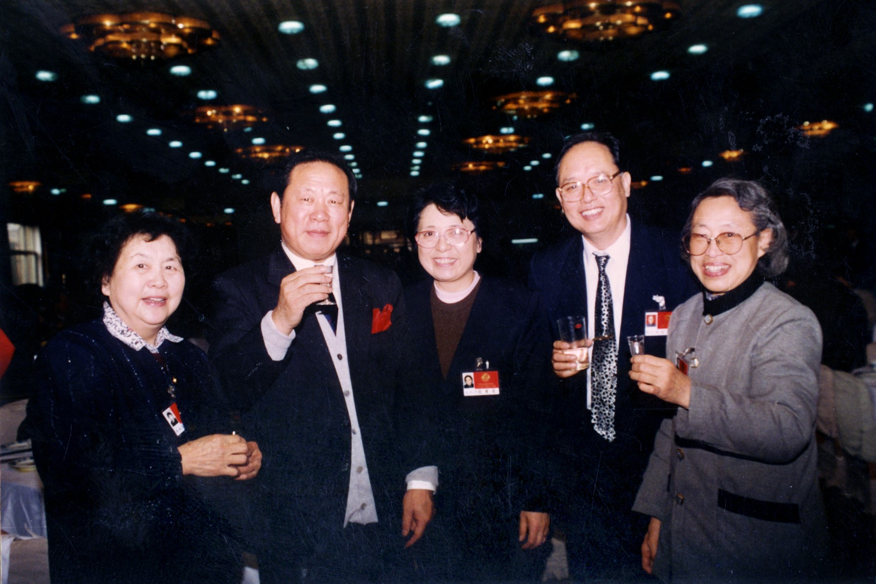 1998年1月，在省政协八届一次会议上中共山西省委书记胡富国与农工党界别政协委员互致问候。左起康淑真、胡富国、许晓琳、路正西、王德堃。.jpg