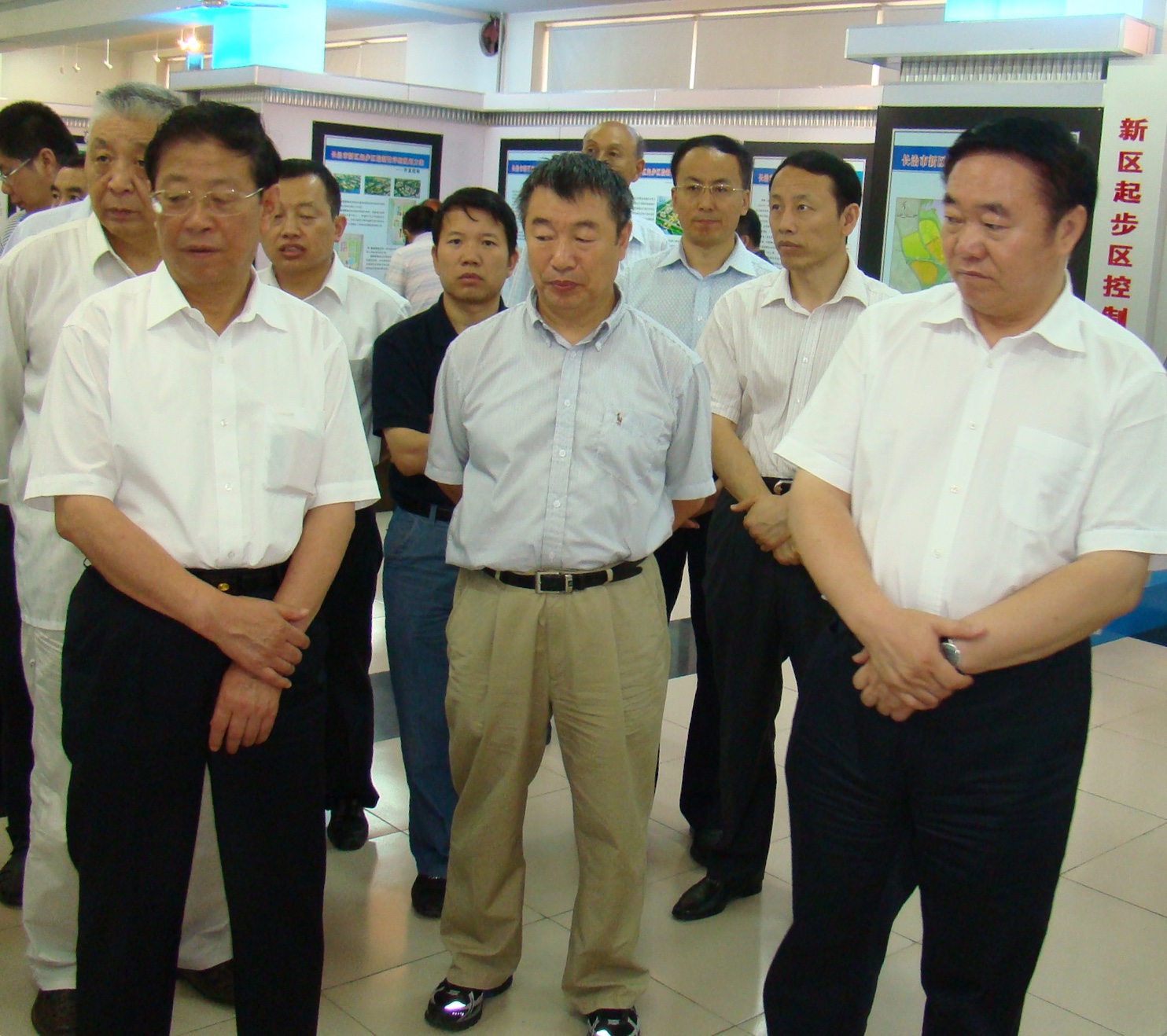 2009年8月12日，省政协副主席、农工党省委主委周然到长治考察城市绿化工作。.jpg