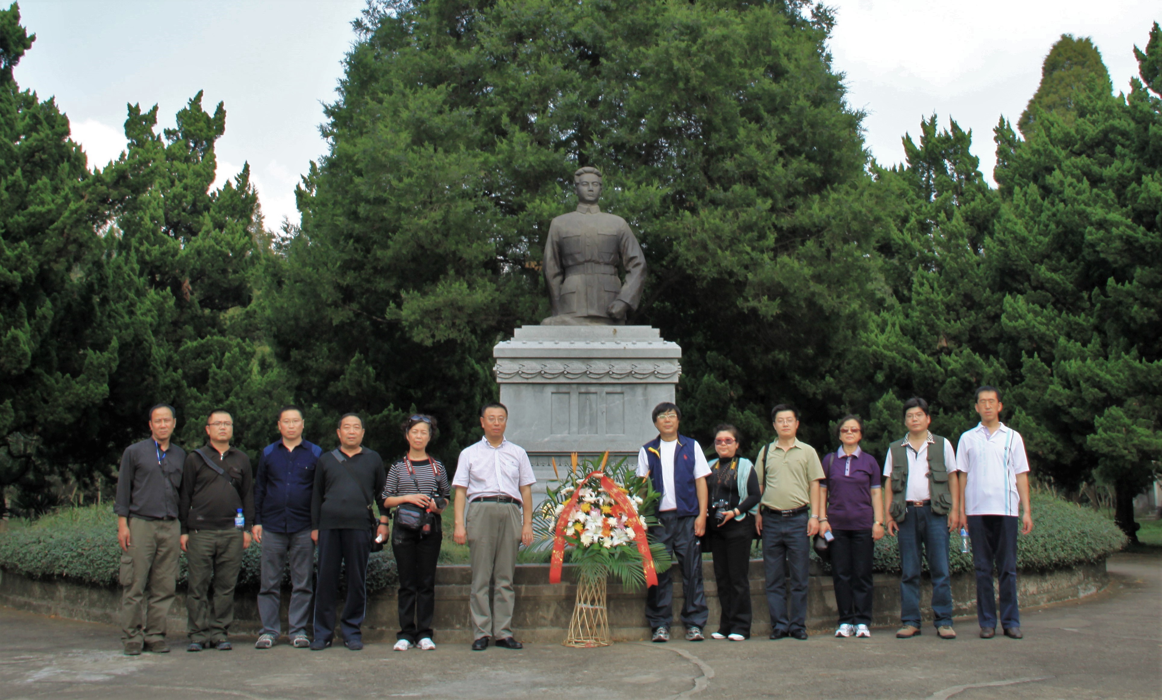 2010年10月22日，省委会机关人员在南京向邓演达铜像敬献花篮。.jpg