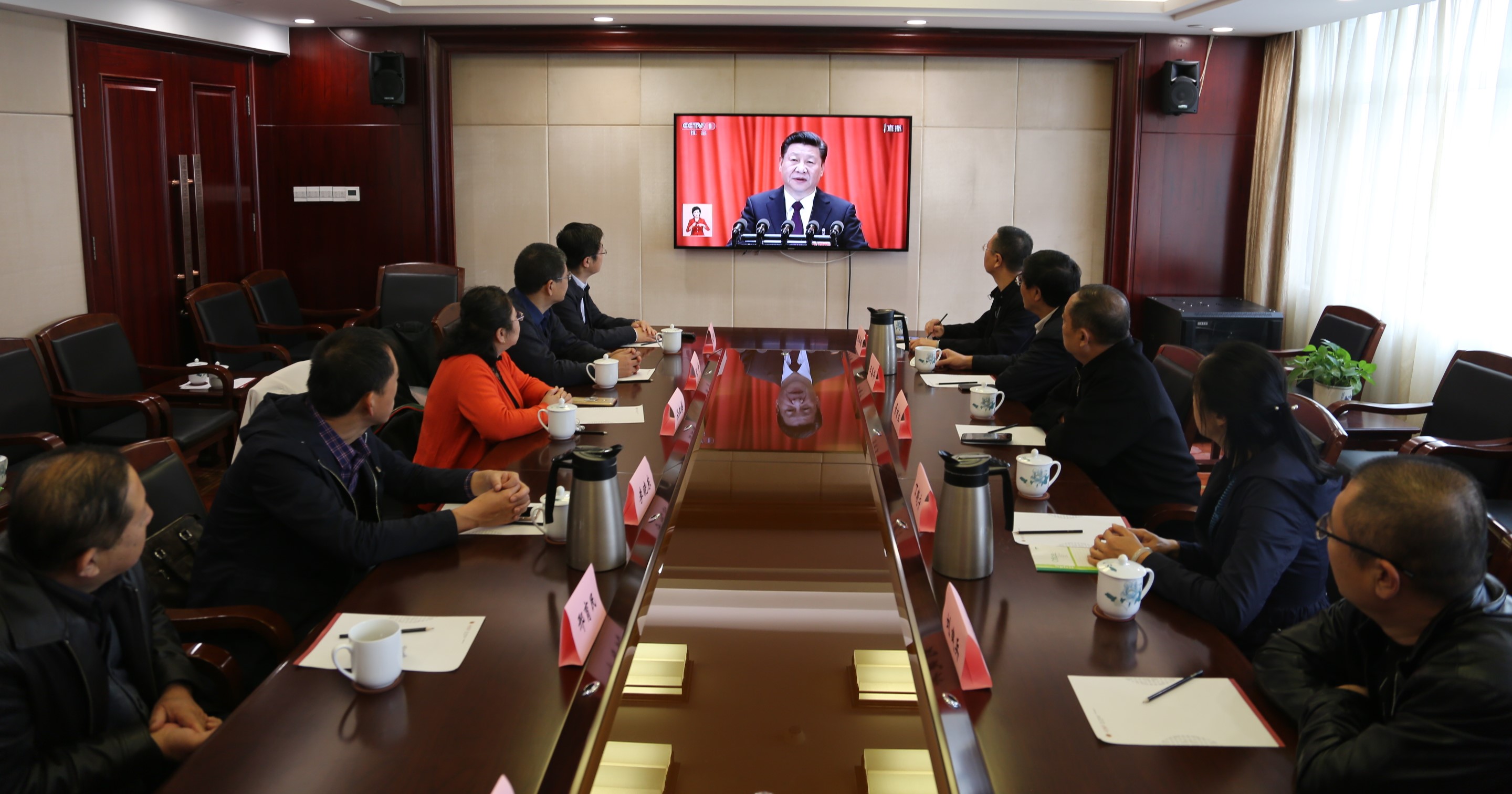 2017年10月18日，省委会机关全体同志收看中共十九大开幕盛况。.jpg