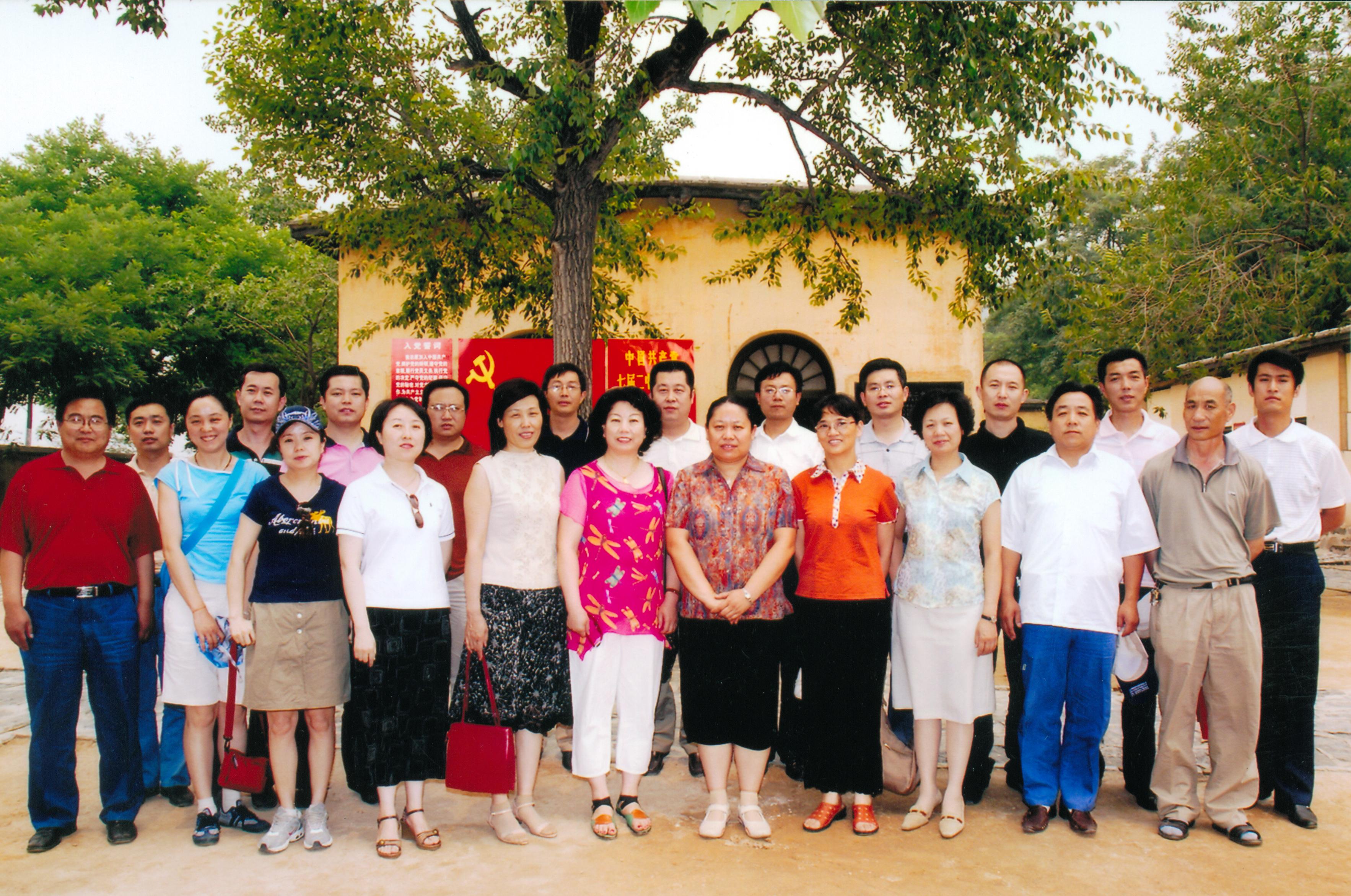 2007年6月12日,为深入搞好政治交接学习教育活动，农工党太原市委组织市委委员、市政协委员参观著名革命圣地——西柏坡.jpg
